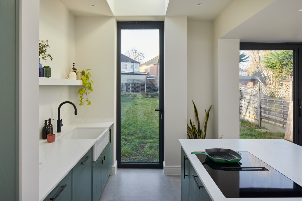 Idéer för ett mellanstort modernt vit linjärt kök och matrum, med luckor med infälld panel, vitt stänkskydd och en köksö