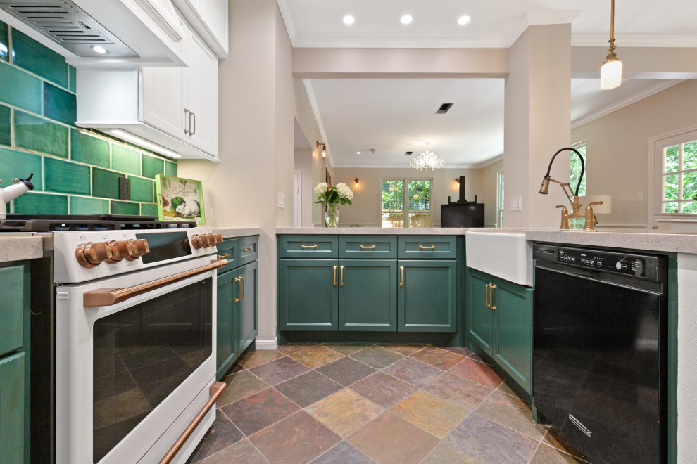 Klassisk inredning av ett litet vit vitt kök, med en rustik diskho, luckor med profilerade fronter, gröna skåp, bänkskiva i kvartsit, grönt stänkskydd, stänkskydd i keramik, vita vitvaror och en köksö