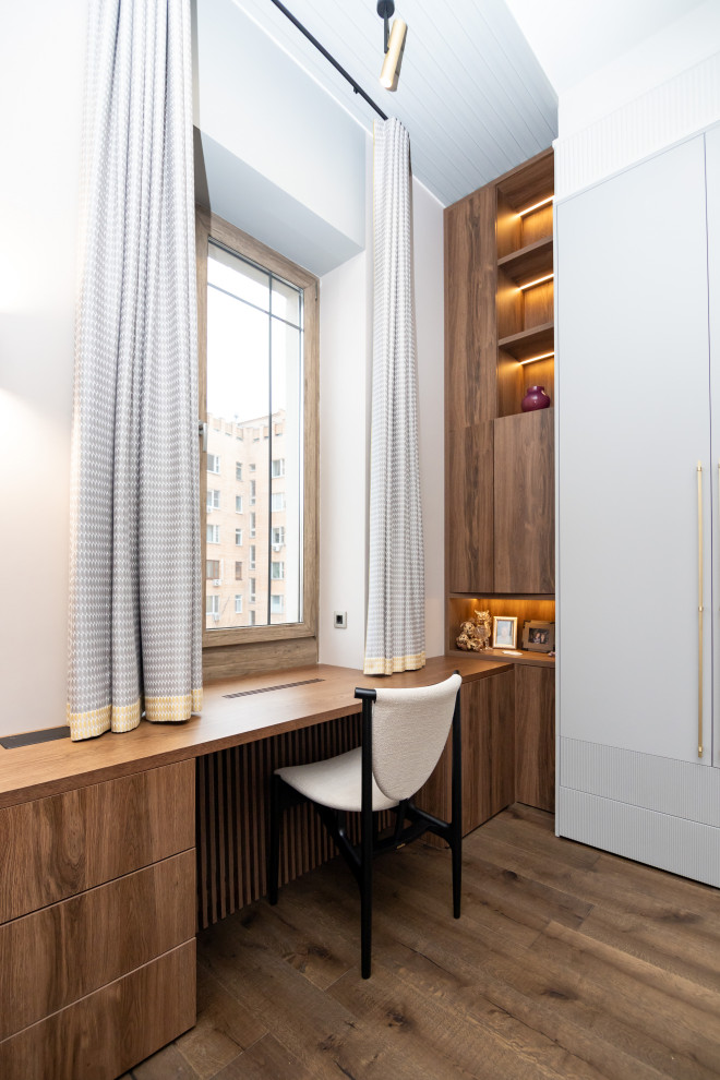 Меблировка спальни: шкаф, стеллаж и стол-подоконник