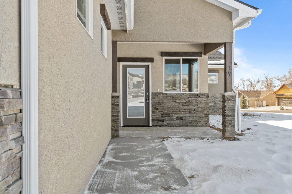 Example of a transitional home design design in Denver