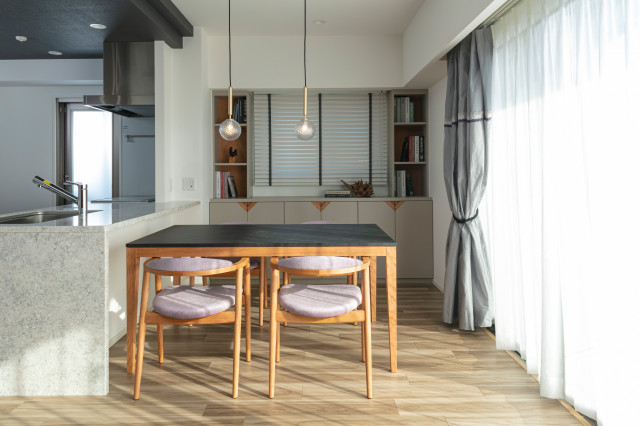 壁面収納とダイニングのコーディネート moderne-salle-a-manger