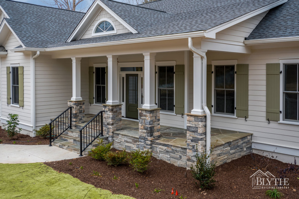 Ejemplo de fachada de casa beige y gris de estilo americano de tamaño medio de dos plantas con revestimientos combinados, tejado a dos aguas, tejado de teja de madera y tablilla