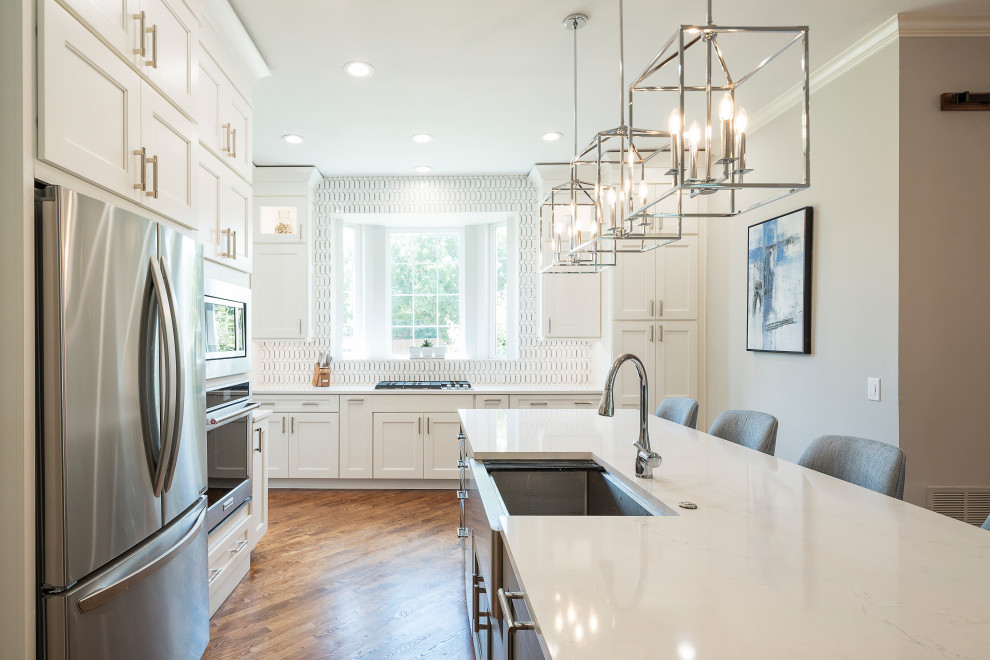 Transitional kitchen photo in Dallas
