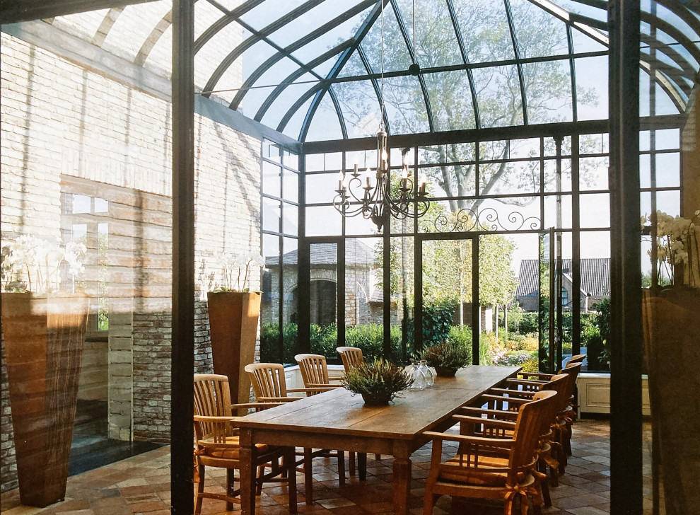 Idee per una grande veranda vittoriana con nessun camino, soffitto in vetro e pavimento multicolore