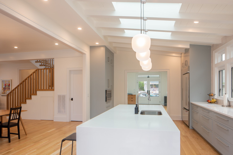 Kitchen - transitional kitchen idea in Raleigh