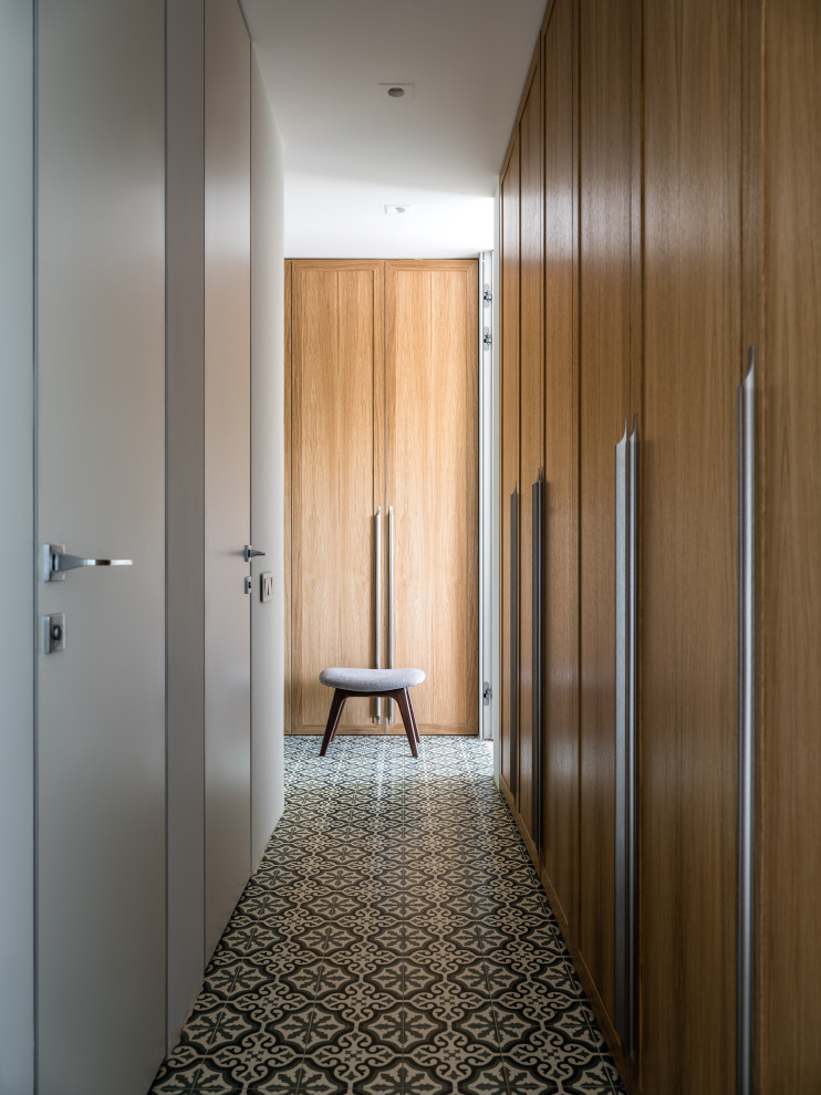 Immagine di un piccolo ingresso o corridoio design con pareti bianche, pavimento in gres porcellanato e pavimento verde