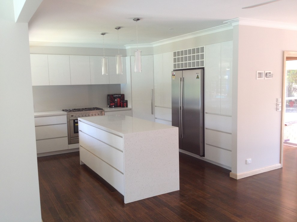 Inspiration for a modern u-shaped eat-in kitchen in Melbourne with an undermount sink, flat-panel cabinets, white cabinets, quartz benchtops, grey splashback, glass sheet splashback, stainless steel appliances, dark hardwood floors and with island.