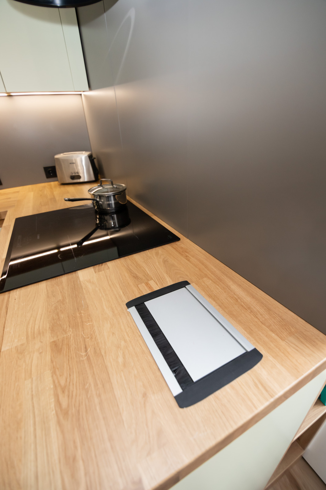 Компактная кухня-прихожая в современном стиле