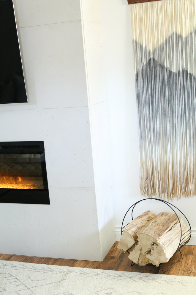 Example of a transitional home design design in Toronto