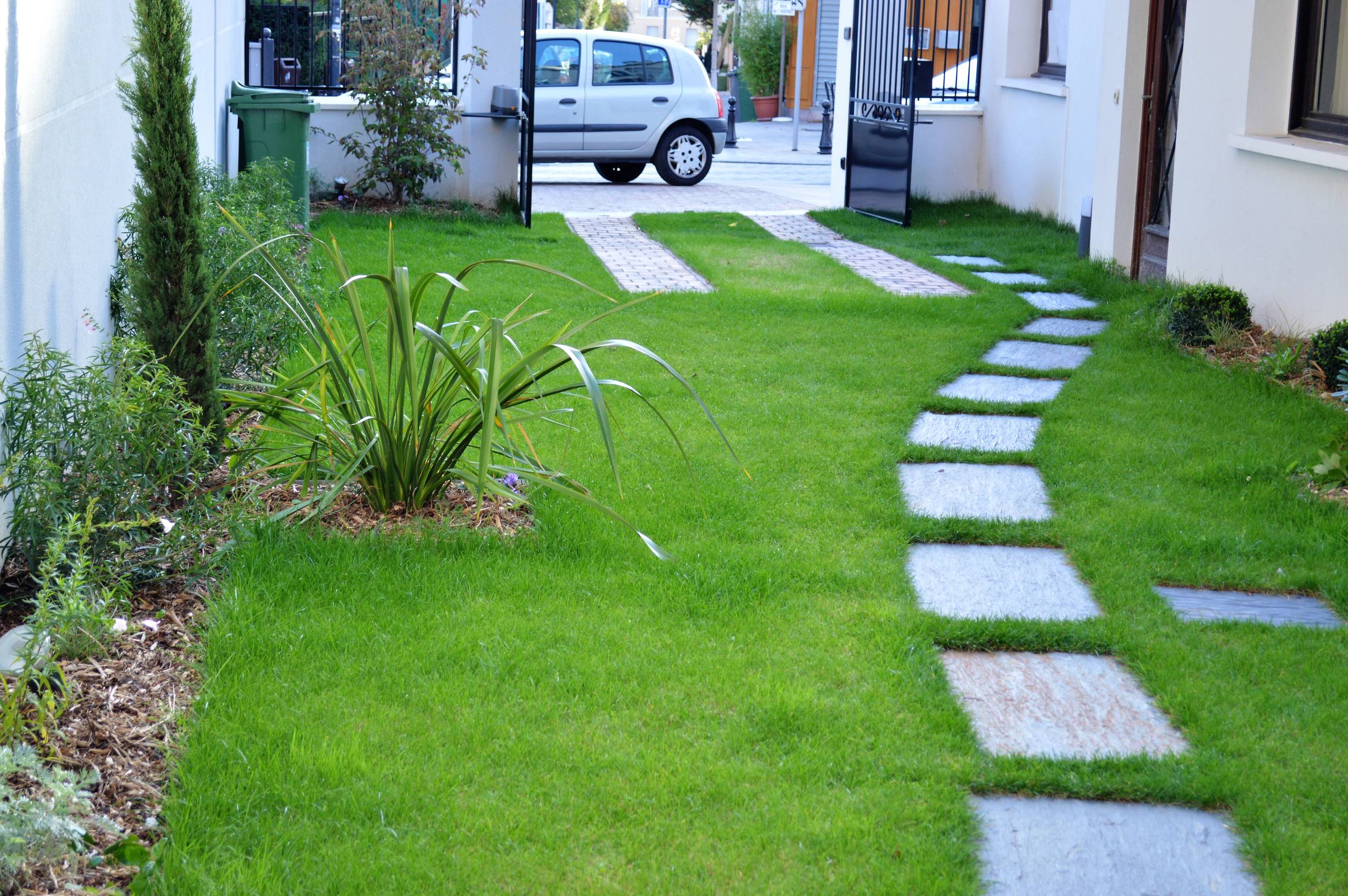 Le jardin devient l'accès principal à la maison
