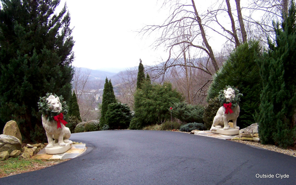 Do The Lions Make The Driveway Entry Unbalanced?