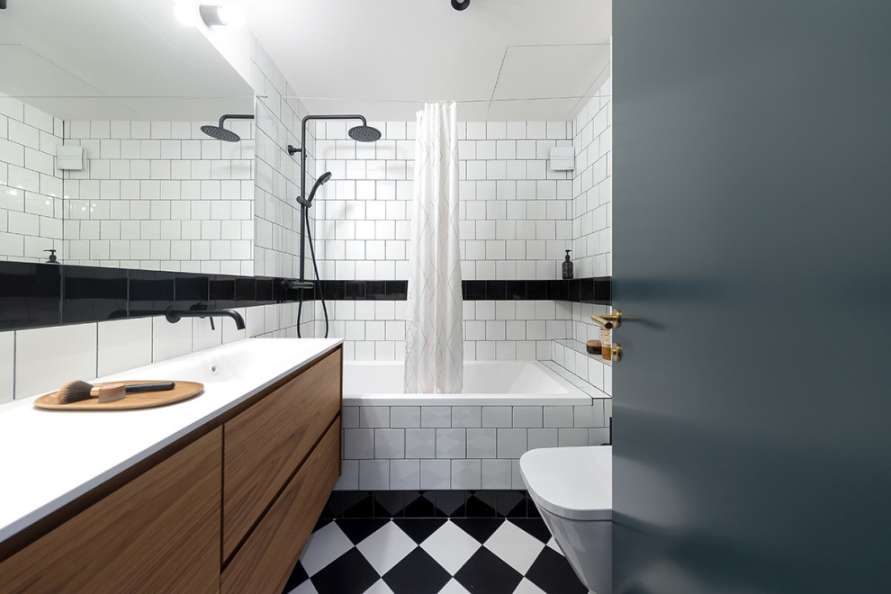 Small midcentury master bathroom in Barcelona with flat-panel cabinets, white cabinets, an alcove tub, multi-coloured tile, ceramic tile, an integrated sink, engineered quartz benchtops, a shower curtain, white benchtops, a single vanity and a floating vanity.