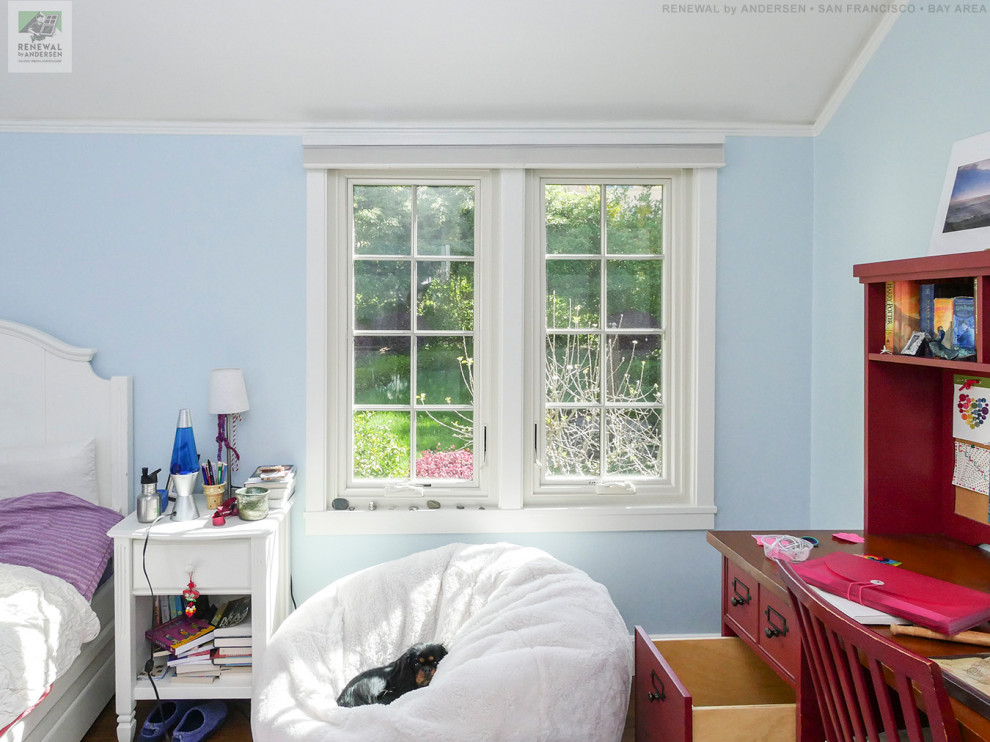 На фото: спальня среднего размера с синими стенами, паркетным полом среднего тона и сводчатым потолком без камина