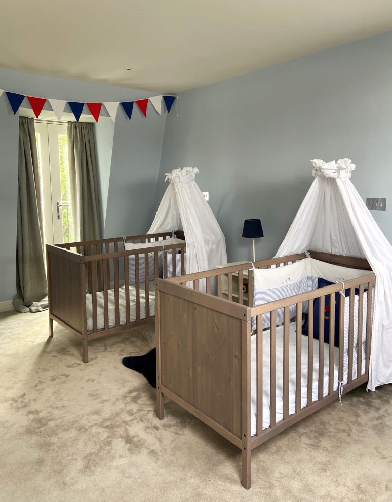 Свежая идея для дизайна: комната для малыша с синими стенами, ковровым покрытием и бежевым полом для мальчика - отличное фото интерьера