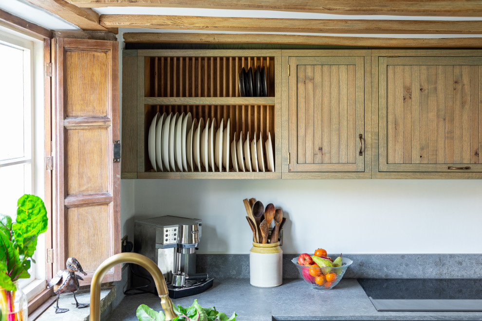 Bild på ett mellanstort rustikt grå grått kök, med en rustik diskho, skåp i shakerstil, gröna skåp, bänkskiva i kvartsit, grått stänkskydd, integrerade vitvaror, skiffergolv och grått golv