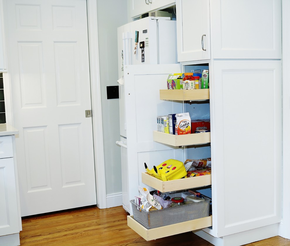 Inspiration for a mid-sized transitional kitchen pantry in New York.