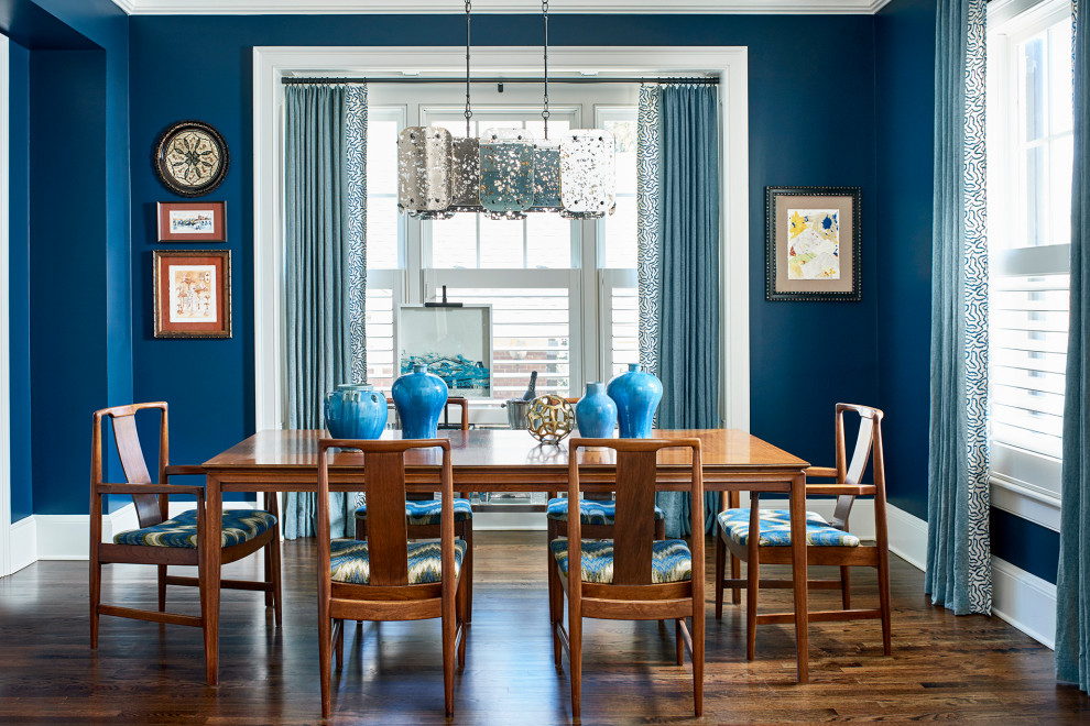 Exemple d'une salle à manger chic fermée et de taille moyenne avec un mur bleu, parquet foncé, aucune cheminée et un sol marron.