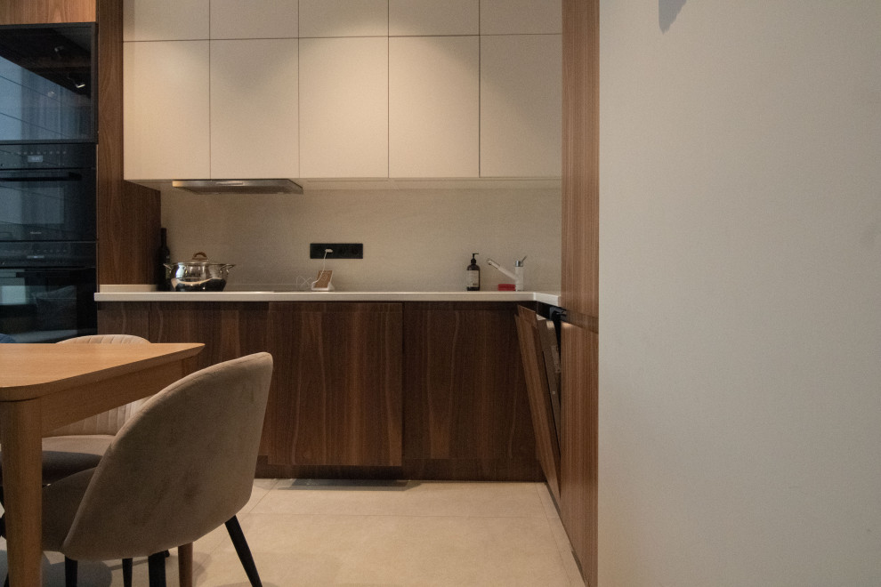 Кухня в стиле минимализм с фасадами под "темное дерево"