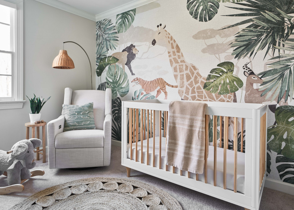 Идея дизайна: нейтральная комната для малыша в классическом стиле с бежевыми стенами, ковровым покрытием, бежевым полом и обоями на стенах