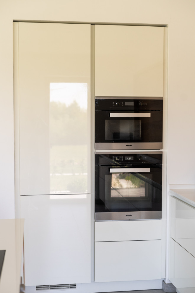 This is an example of a modern kitchen in Munich.