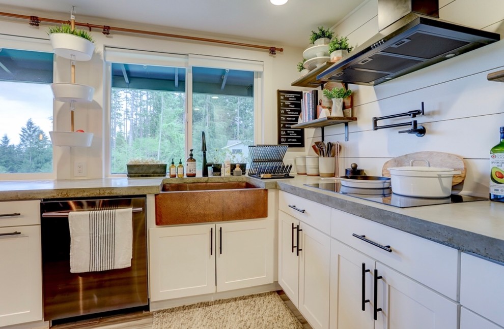 This is an example of a country kitchen in Portland.