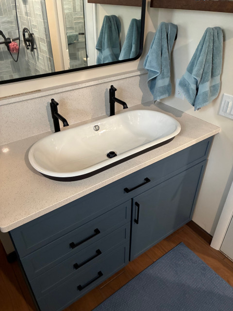 Fun with Blue mid-century-badezimmer