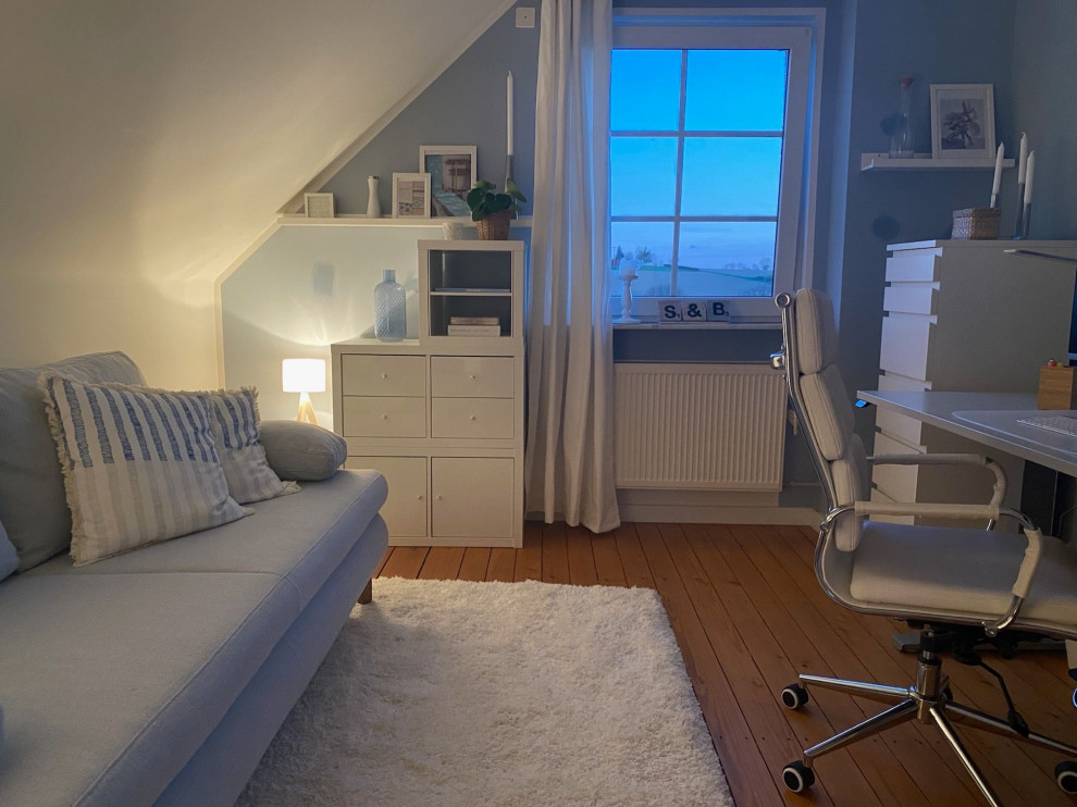 Ispirazione per un piccolo ufficio chic con pareti blu, parquet chiaro, scrivania autoportante e pavimento marrone