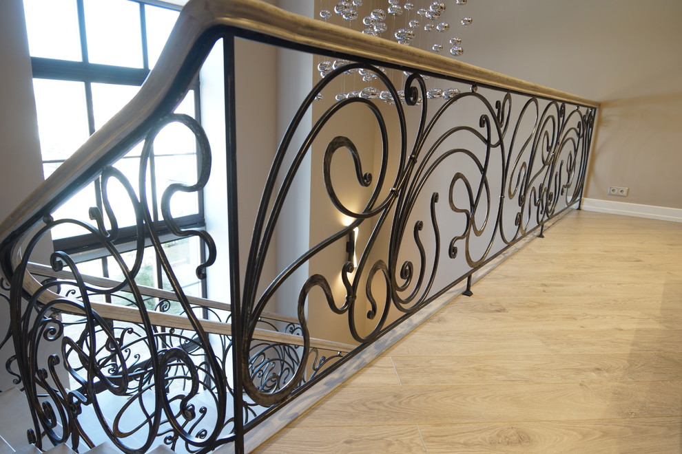 Кованное перильное ограждение в котеджном поселке Онегино