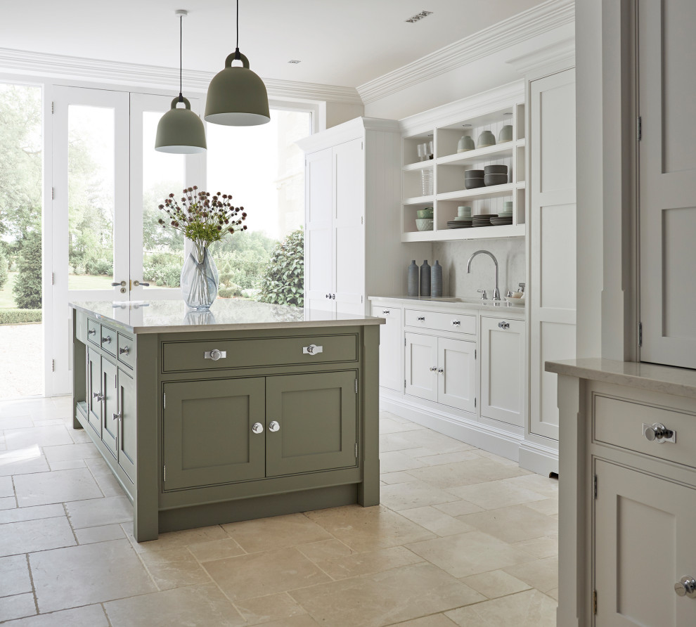 Foto på ett mellanstort lantligt vit kök, med skåp i shakerstil, gröna skåp, bänkskiva i kvartsit, vitt stänkskydd, marmorgolv, en köksö och beiget golv