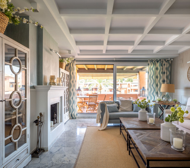 Dise&ntilde;o de gran piso en azul y blanco transitional-living-room