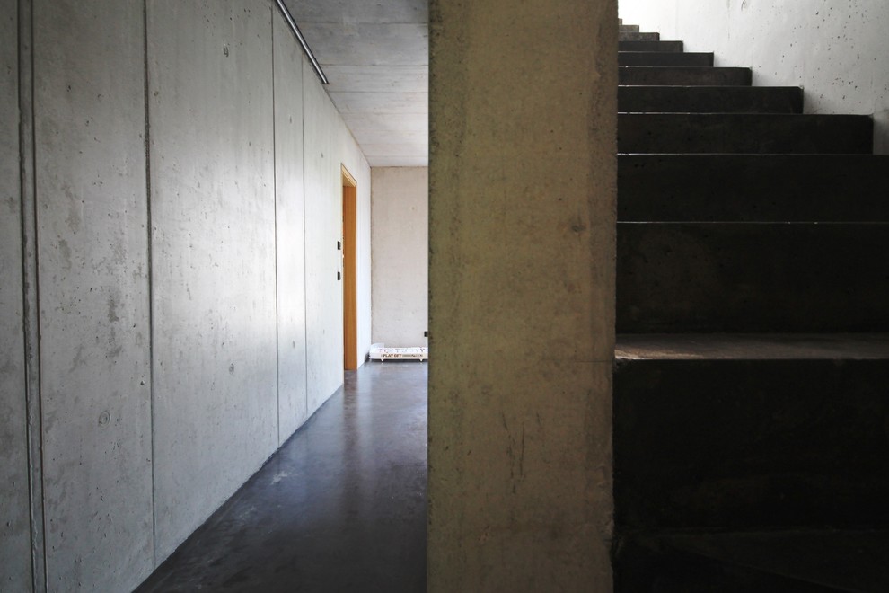 Moderne Betontreppe in L-Form mit Beton-Setzstufen in Stuttgart