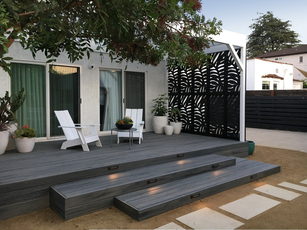 Идея дизайна: маленькая терраса на заднем дворе в современном стиле для на участке и в саду