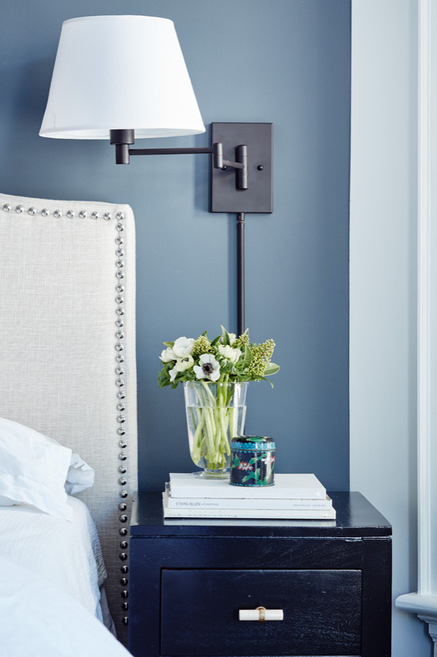 Transitional home design photo in Toronto