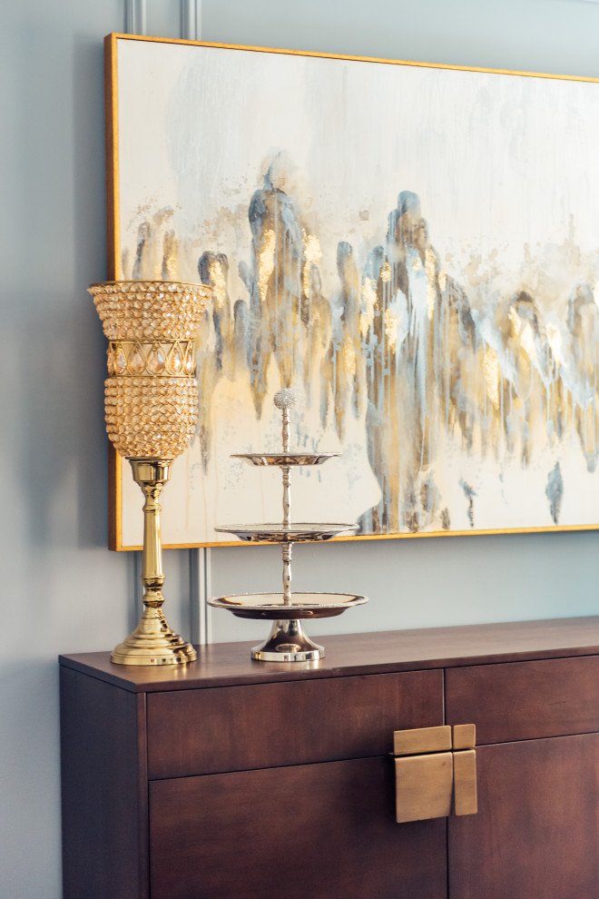 Example of a transitional home design design in Toronto