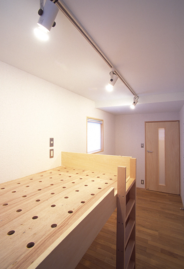 Idee per una piccola cameretta da letto con pareti bianche, pavimento in legno massello medio, pavimento marrone, soffitto in carta da parati e carta da parati