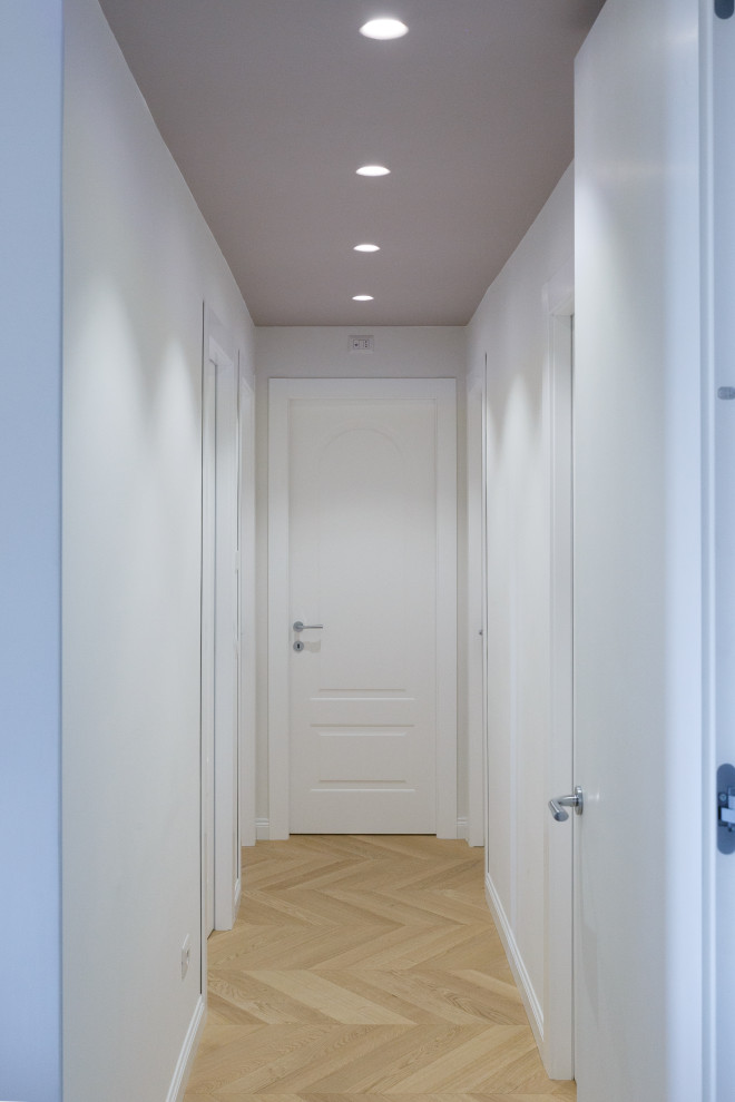 Cette image montre un couloir minimaliste.