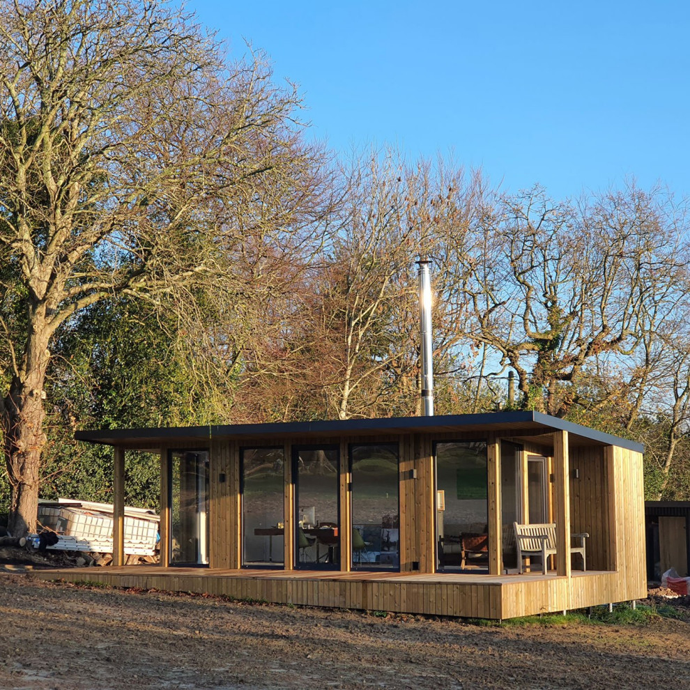 Inspiration for a medium sized industrial detached office/studio/workshop in Sussex.