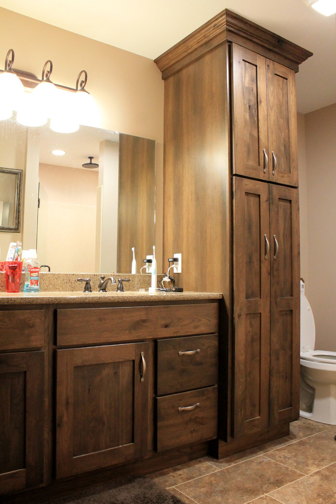 Example of a mid-sized mountain style master bathroom design in Chicago with shaker cabinets, medium tone wood cabinets, beige walls and quartz countertops