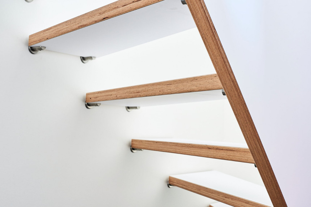 Больцевая лестница из панели BauBuche с белой матовой поверхностью