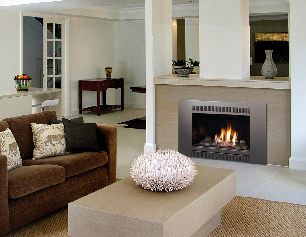 シアトルにある広いコンテンポラリースタイルのおしゃれなLDK (白い壁、磁器タイルの床、標準型暖炉、石材の暖炉まわり、白い床) の写真