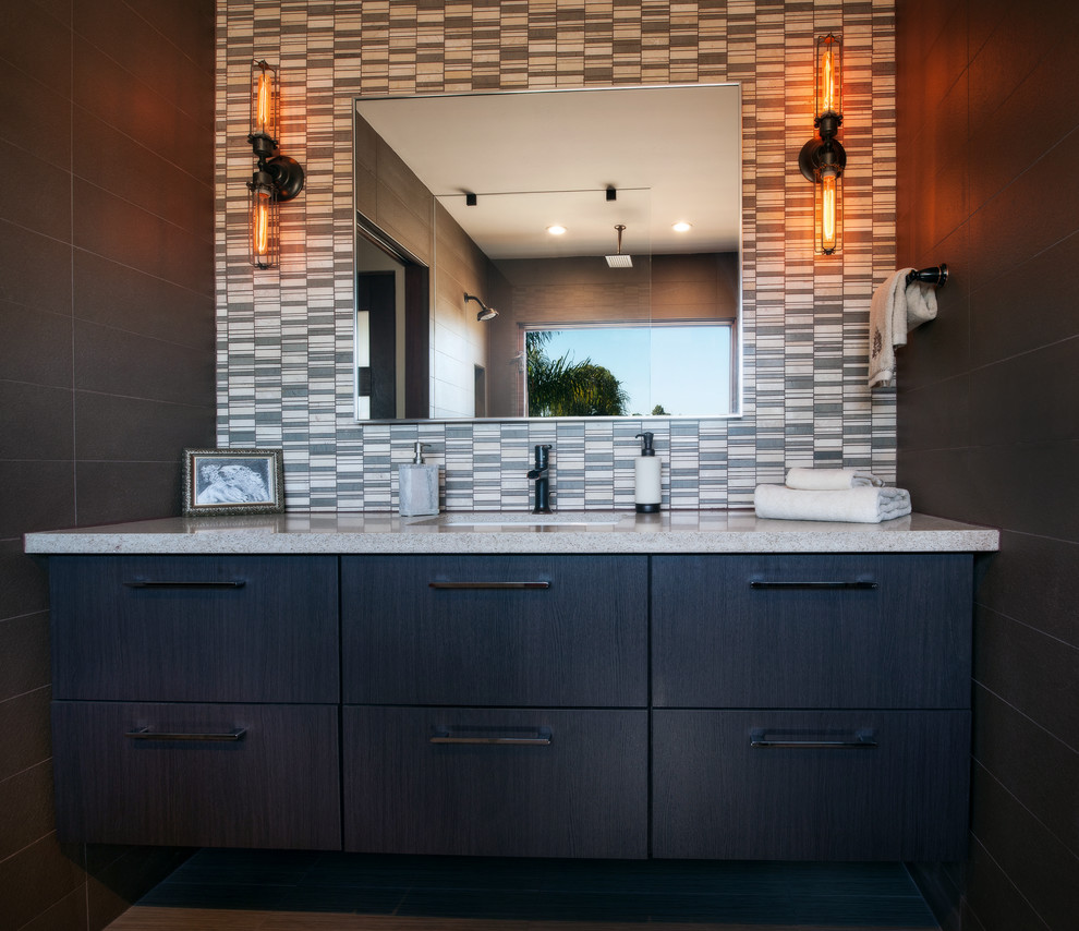Mid-sized midcentury master bathroom in San Diego with flat-panel cabinets, dark wood cabinets, an open shower, a one-piece toilet, brown tile, porcelain tile, brown walls, porcelain floors, an undermount sink, engineered quartz benchtops, grey floor, an open shower and white benchtops.