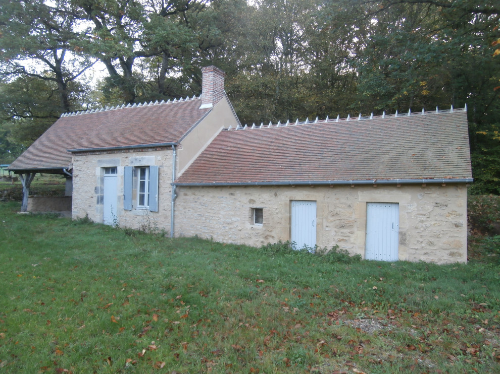 Idées déco pour façade de maison in pierre With un toit à deux pans and un toit en tuile.