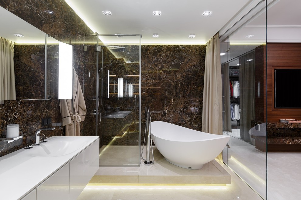 Immagine di una stanza da bagno padronale minimal con ante lisce, ante beige, vasca freestanding, doccia a filo pavimento, piastrelle marroni e lavabo integrato