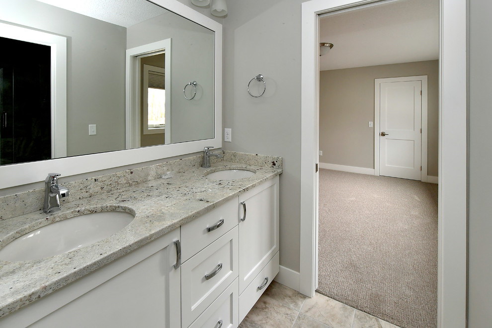 Example of a transitional home design design in Minneapolis
