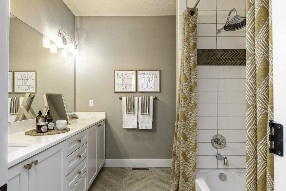 Bild på ett mellanstort funkis vit vitt en-suite badrum, med skåp i shakerstil, vita skåp, ett badkar i en alkov, en dusch/badkar-kombination, beige kakel, beige väggar, ett undermonterad handfat, bänkskiva i kvarts, vitt golv och dusch med duschdraperi