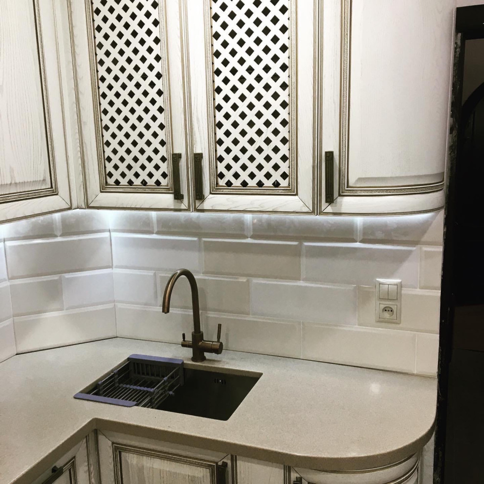 массив ясеня с патиной бронза, каменная столешница