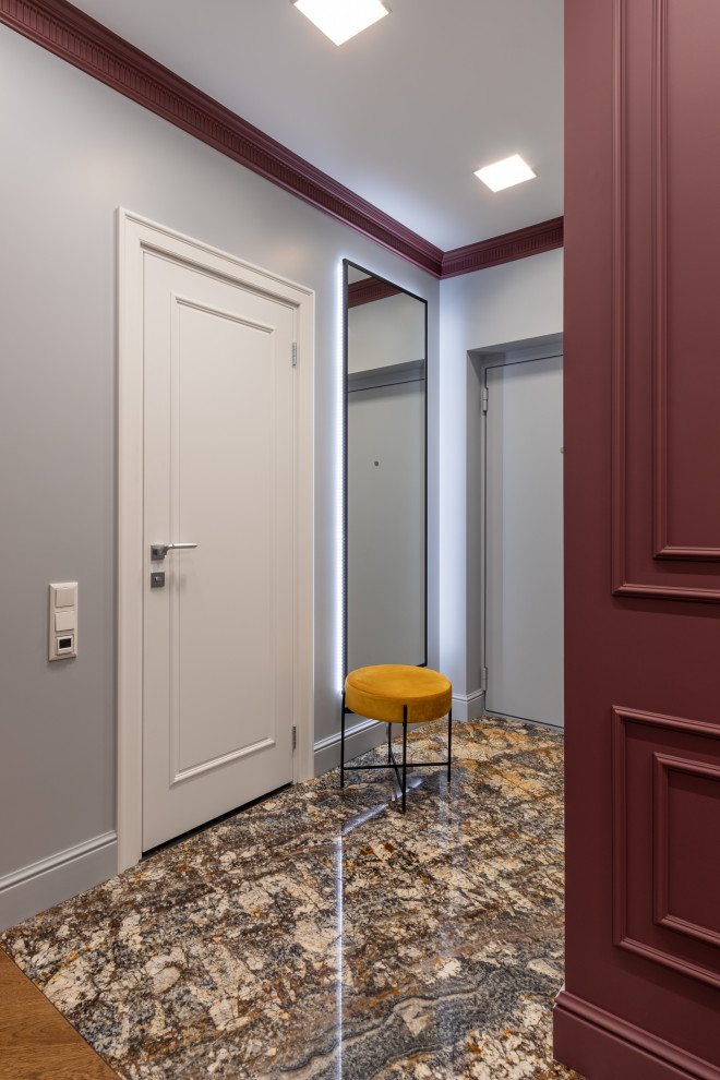 Идея дизайна: маленькая входная дверь: освещение в стиле неоклассика (современная классика) с гранитным полом, одностворчатой входной дверью и разноцветным полом для на участке и в саду