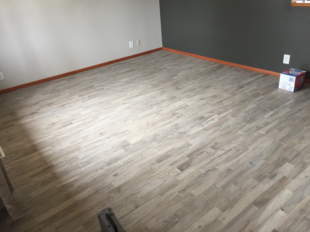 Photo of a transitional living room in Columbus with porcelain floors.