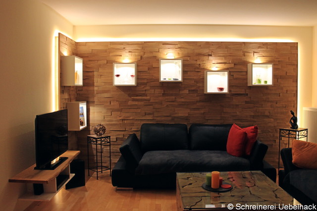 Wohnzimmer mit Wandverkleidung in Spaltholz Eiche - Modern ...