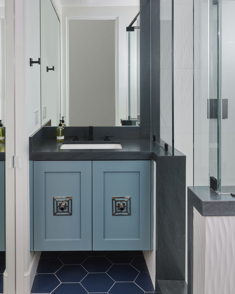 Пример оригинального дизайна: маленькая ванная комната в стиле модернизм с фасадами в стиле шейкер, синими фасадами, угловым душем, унитазом-моноблоком, белой плиткой, керамической плиткой, белыми стенами, полом из керамической плитки, душевой кабиной, врезной раковиной, столешницей из гранита, синим полом, душем с распашными дверями, синей столешницей, тумбой под одну раковину и подвесной тумбой для на участке и в саду
